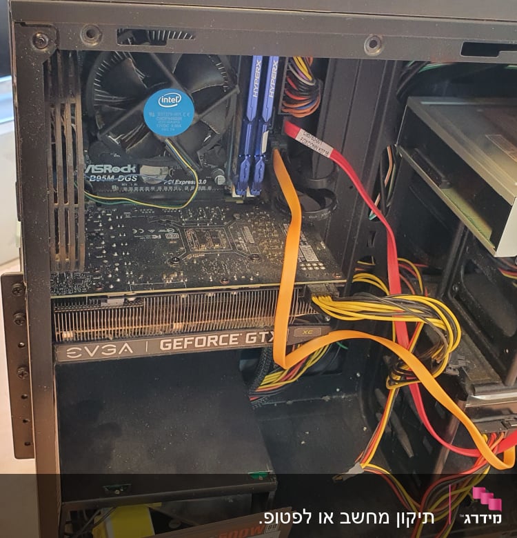 מחשב פתוח עם כרטיס גרפי, לוח אם וכבלים